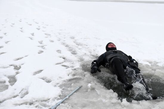 Мастер-класс по оказанию помощи провалившемуся под лед