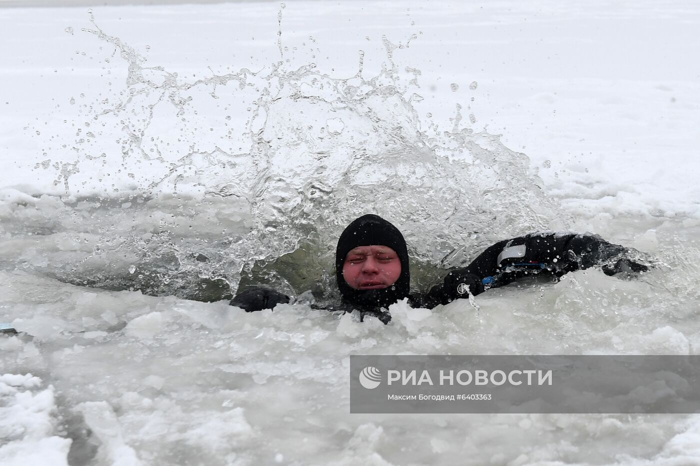 Мастер-класс по оказанию помощи провалившемуся под лед