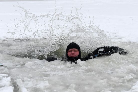 Мастер-класс по оказанию помощи провалившемуся под лед