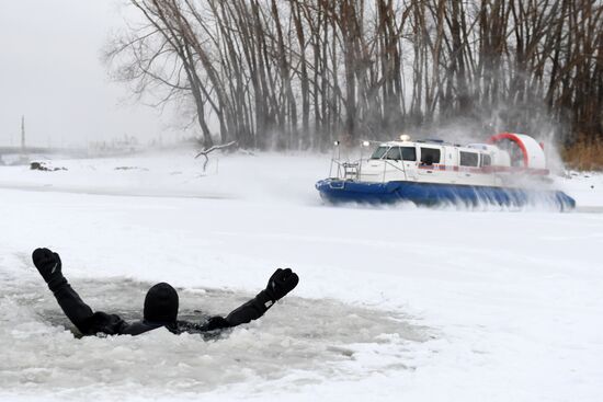 Мастер-класс по оказанию помощи провалившемуся под лед