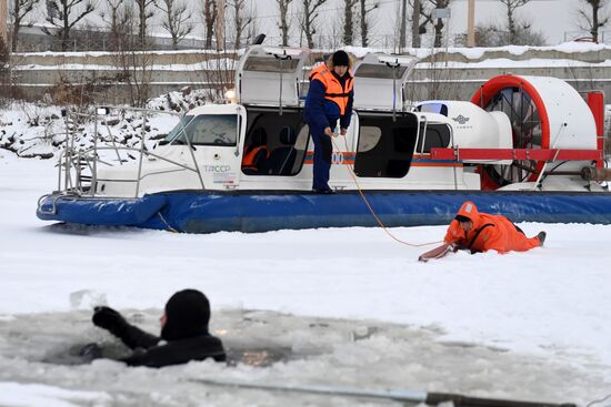 Мастер-класс по оказанию помощи провалившемуся под лед