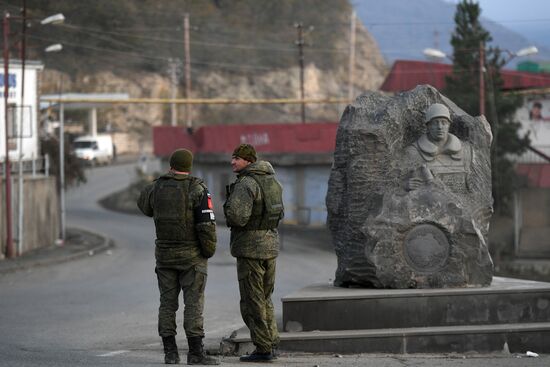 Российские миротворцы контролируют Лачинский коридор