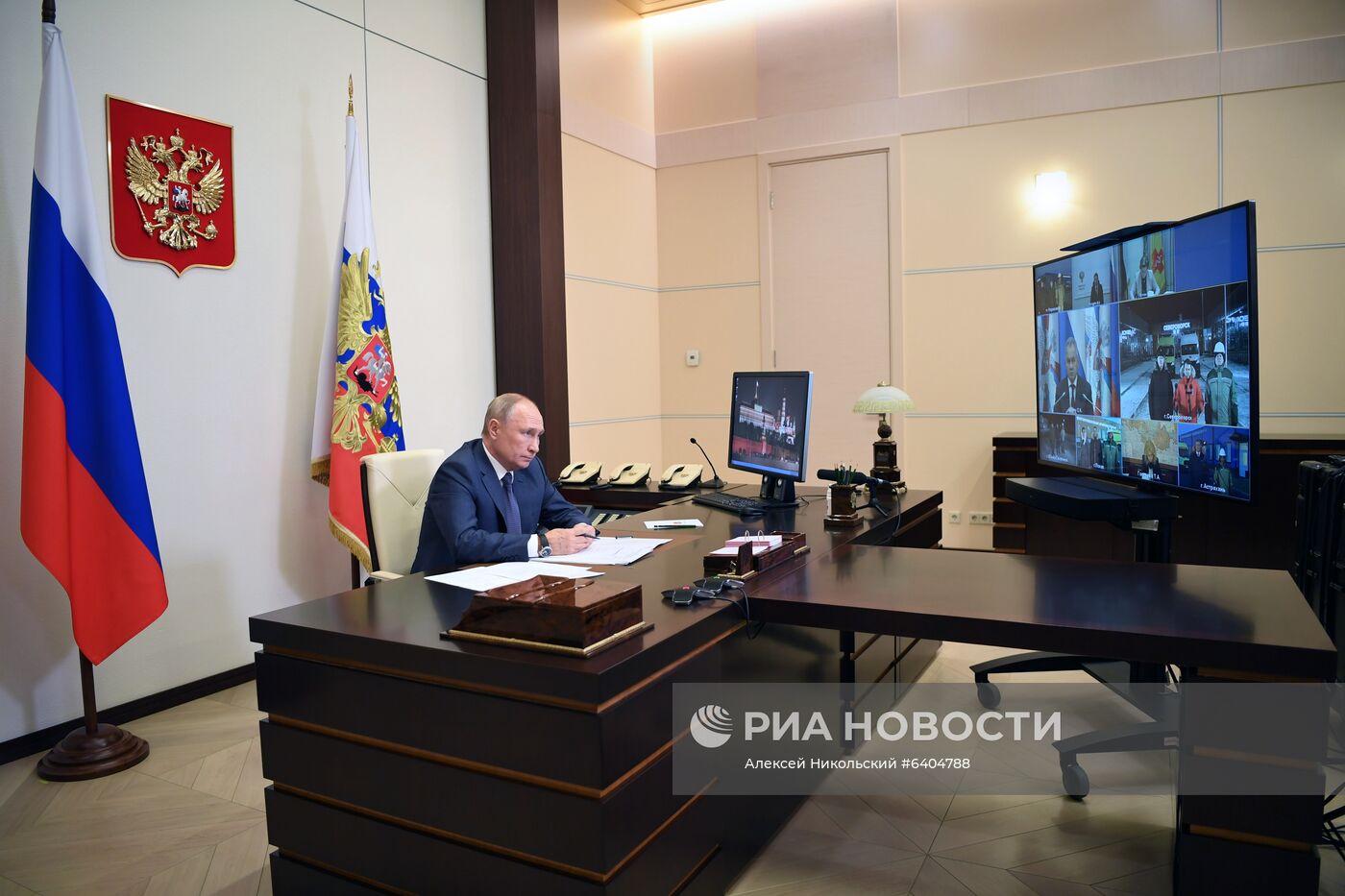Президент РФ В. Путин принял участие в открытии многофункциональных медцентров Минобороны России