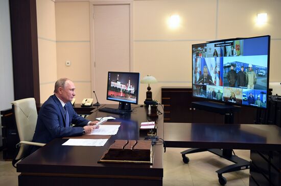 Президент РФ В. Путин принял участие в открытии многофункциональных медцентров Минобороны России