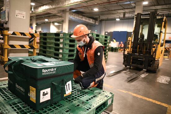 Отправка вакцины Sputnik V от COVID-19 за границу