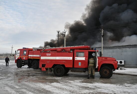 Пожар на складе с пластиком в Омске