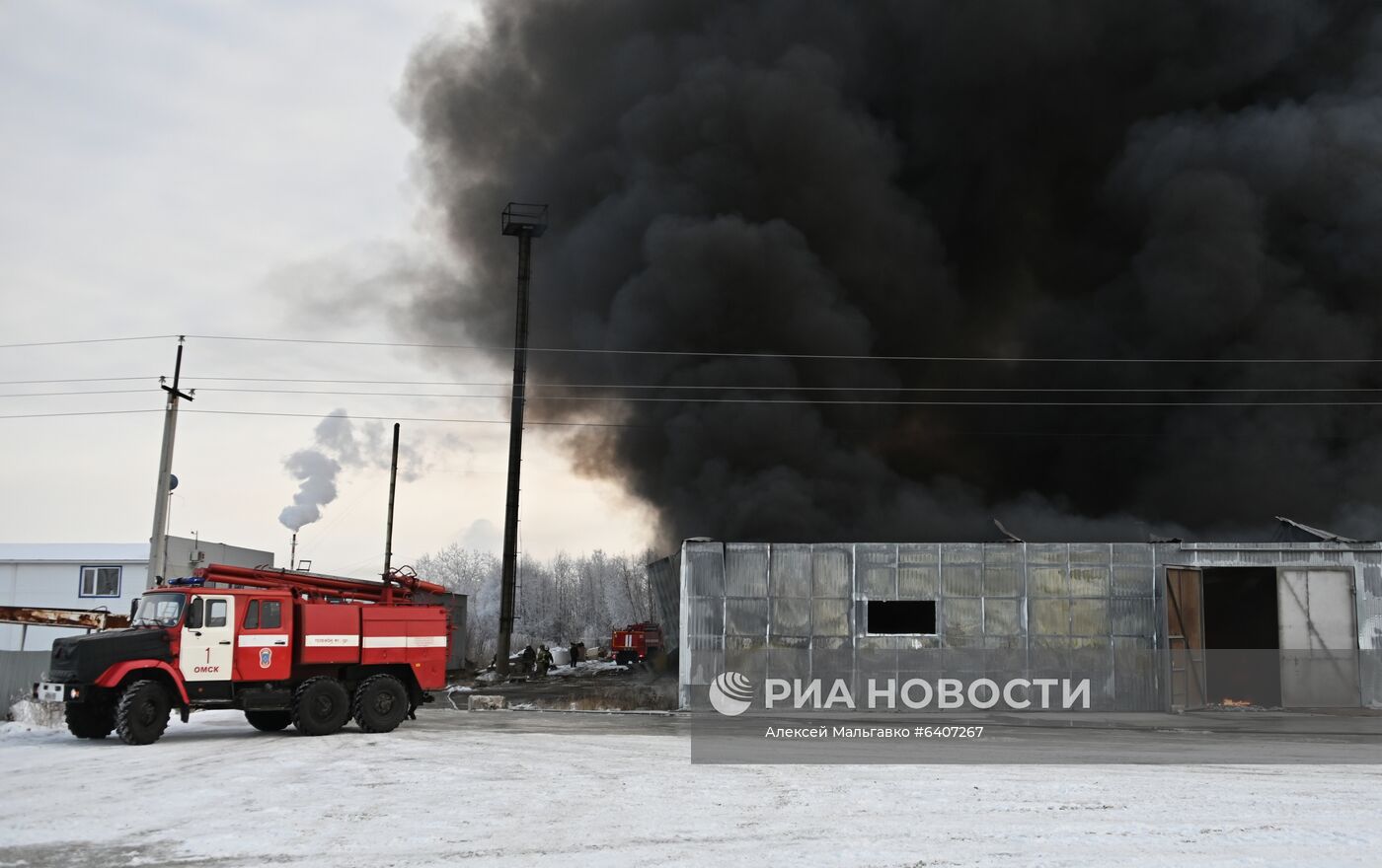 Пожар на складе с пластиком в Омске