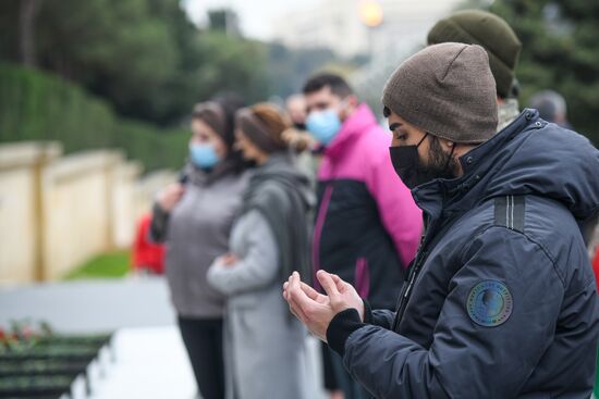 Минута молчания в Баку в память о погибших в Карабахе