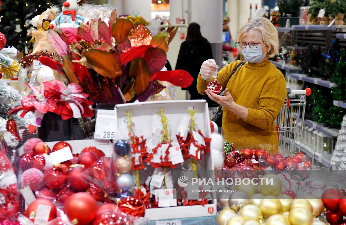 Продажа новогодней продукции в гипермаркете "Ашан" 