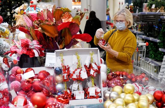 Продажа новогодней продукции в гипермаркете "Ашан" 