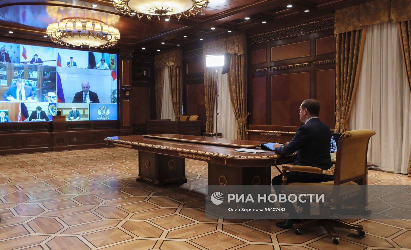 Заместитель председателя Совбеза РФ Д. Медведев провел совещание по вопросу "О дополнительных мерах по обустройству государственной границы, включая пункты пропуска"