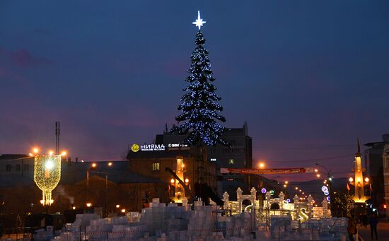 Установка главной новогодней елки в Чите