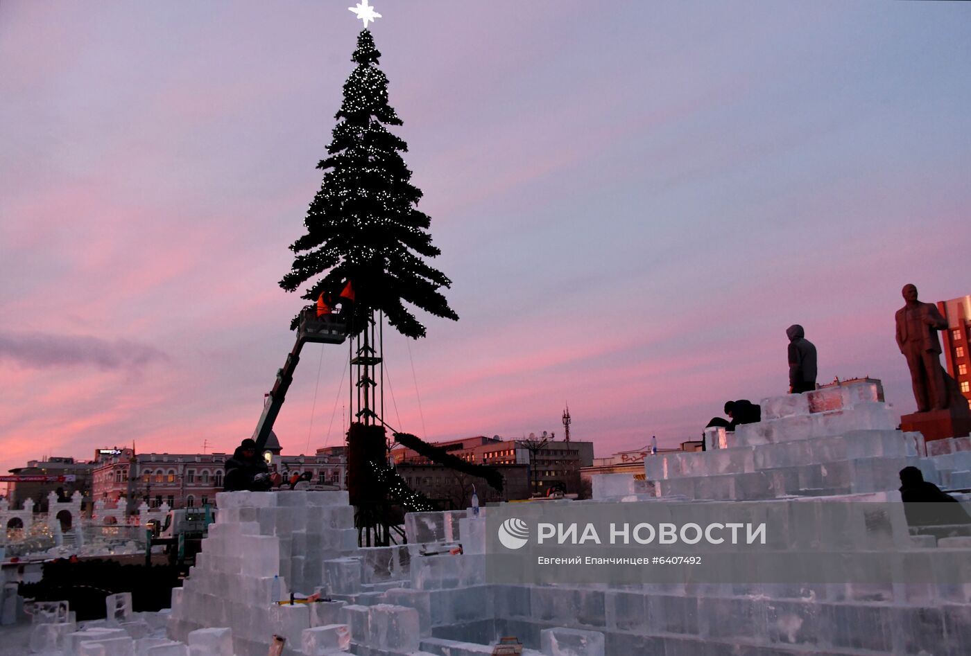 Установка главной новогодней елки в Чите