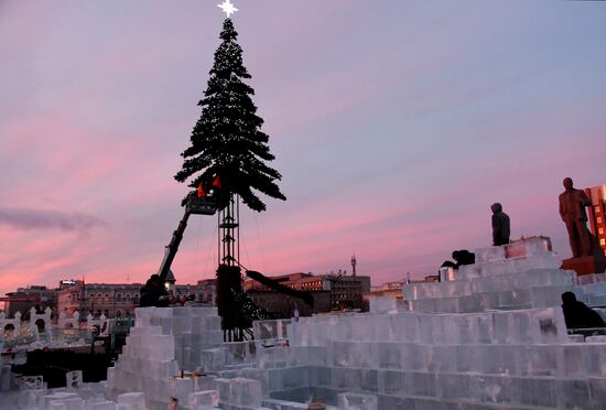Установка главной новогодней елки в Чите