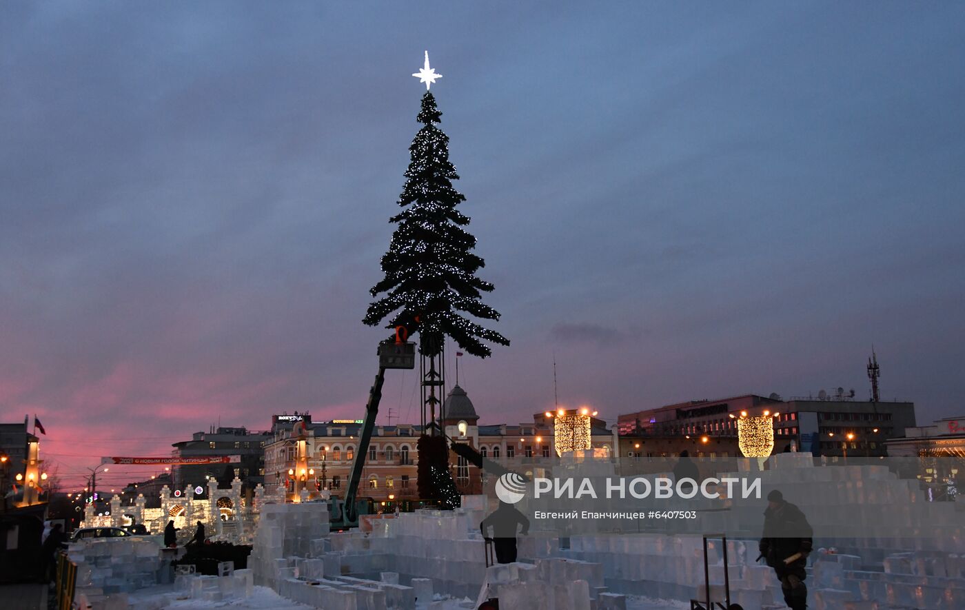 Установка главной новогодней елки в Чите