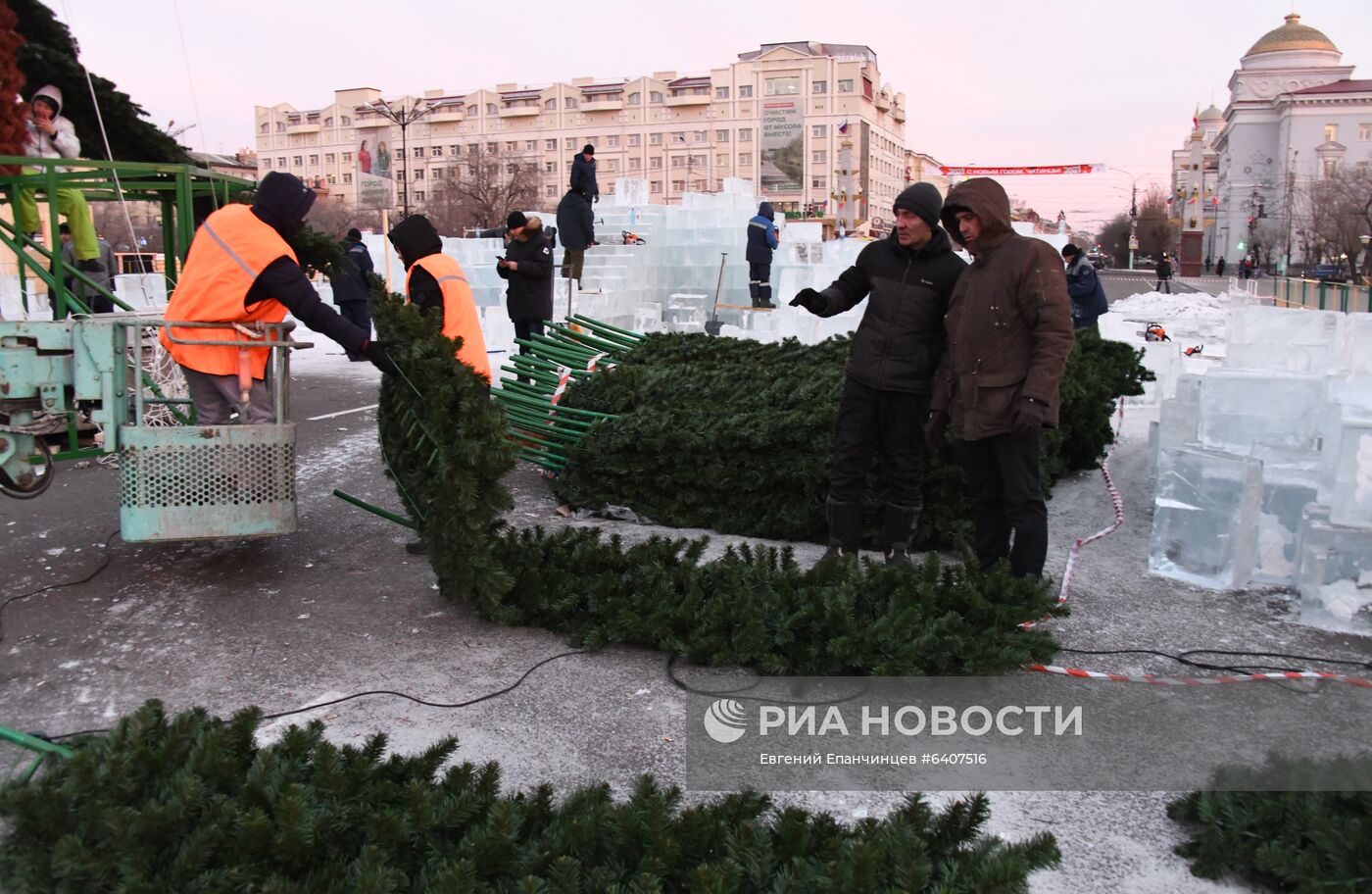 Установка главной новогодней елки в Чите