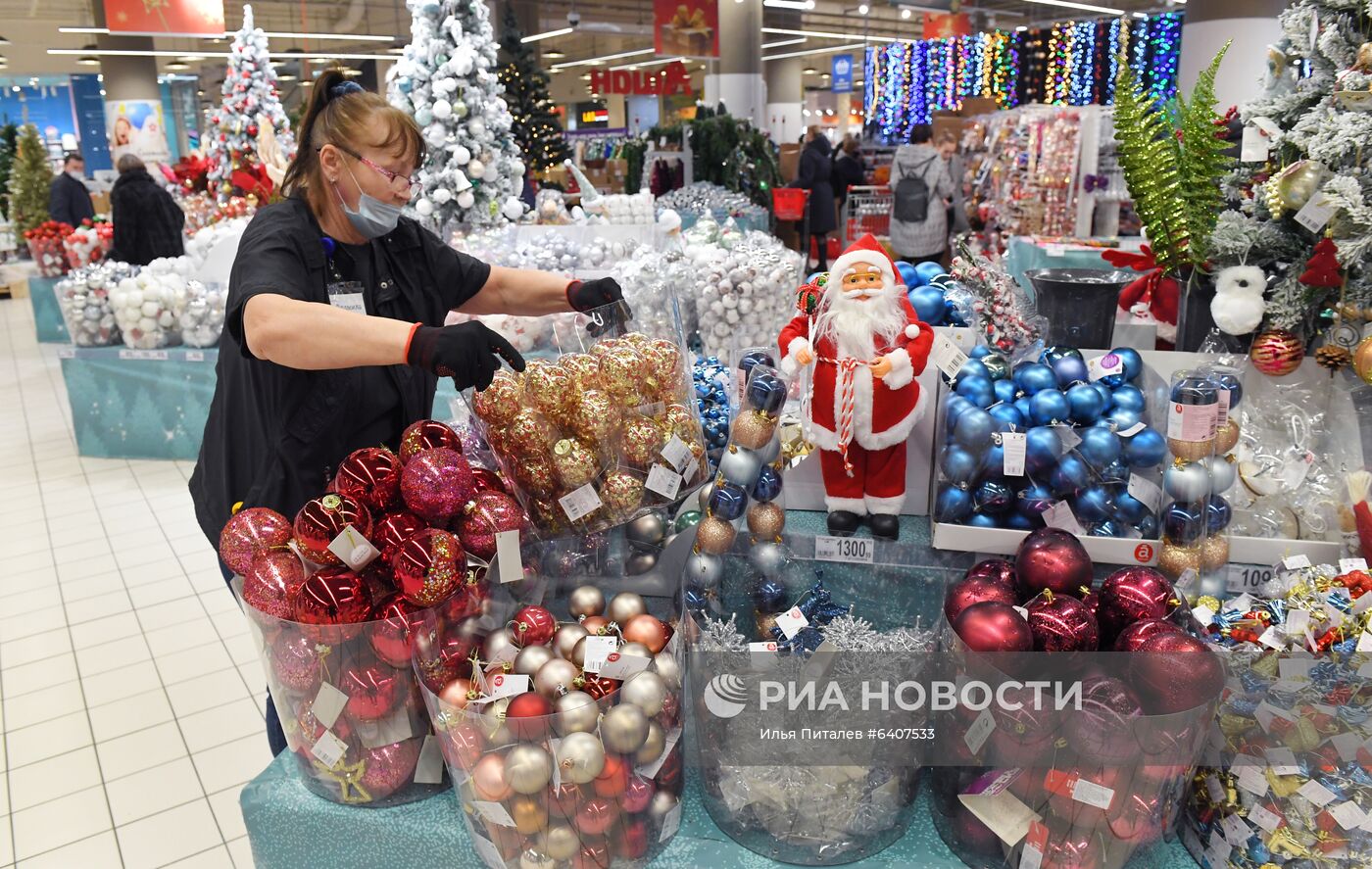 Продажа новогодней продукции в гипермаркете "Ашан" 