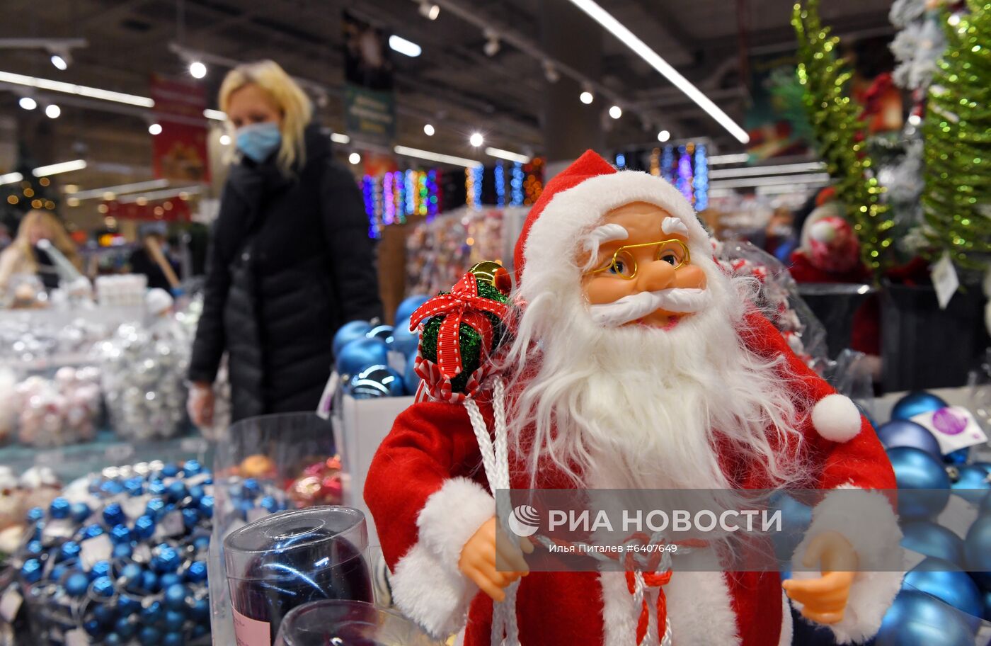 Продажа новогодней продукции в гипермаркете "Ашан"