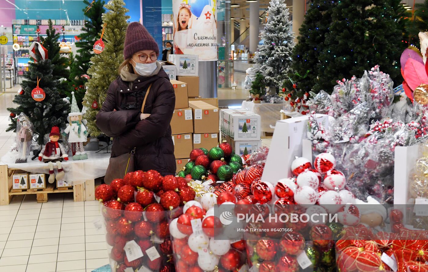 Продажа новогодней продукции в гипермаркете "Ашан" 