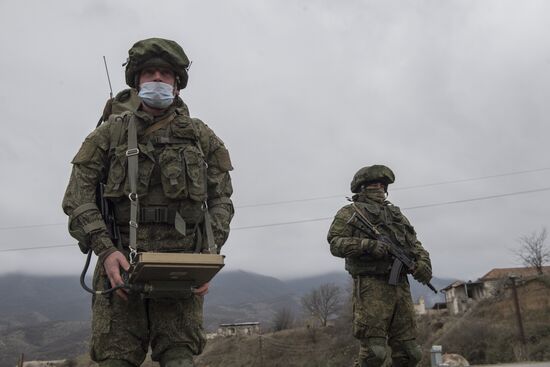 Российские миротворцы продолжают саперные работы в Нагорном Карабахе