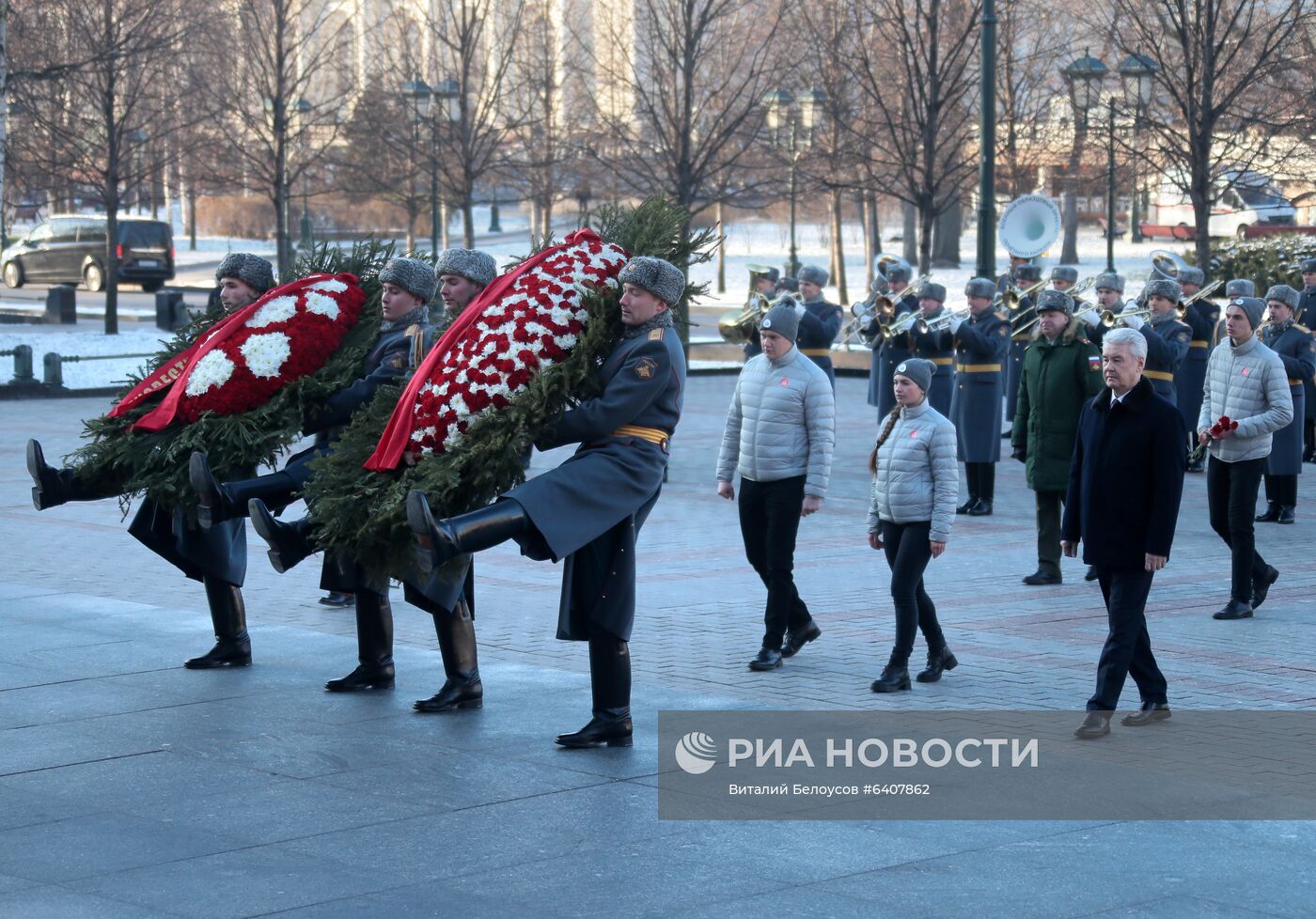 Мэр Москвы С. Собянин возложил цветы к Могиле Неизвестного солдата 