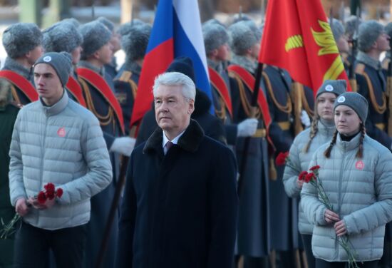Мэр Москвы С. Собянин возложил цветы к Могиле Неизвестного солдата 