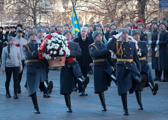 Мэр Москвы С. Собянин возложил цветы к Могиле Неизвестного солдата 