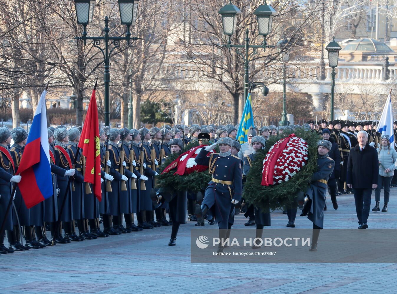 Мэр Москвы С. Собянин возложил цветы к Могиле Неизвестного солдата 