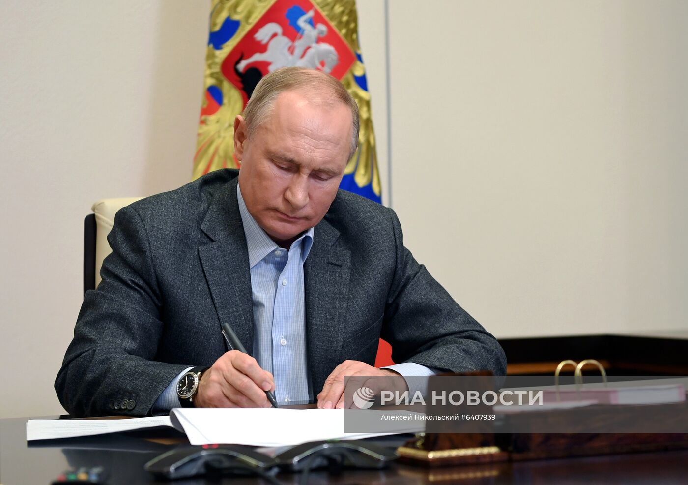 Президент РФ В. Путин встретился с волонтерами и финалистами конкурса "Доброволец России - 2020"