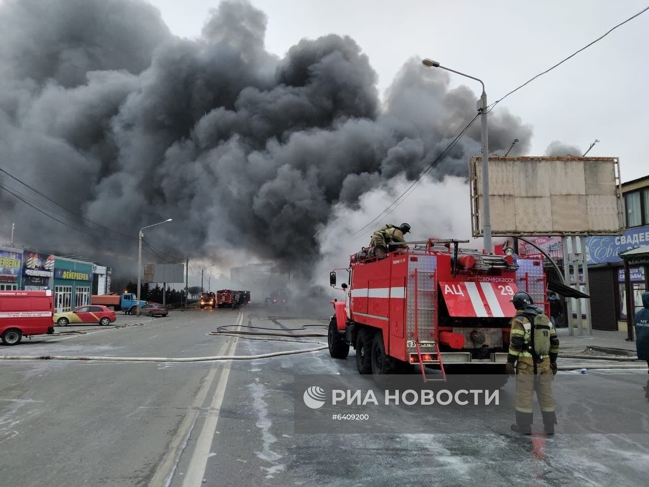 Павильон с пиротехникой горит в Ростове-на-Дону