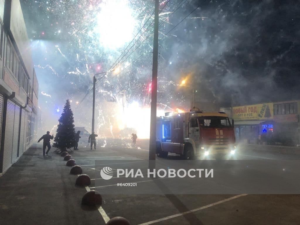 Павильон с пиротехникой горит в Ростове-на-Дону