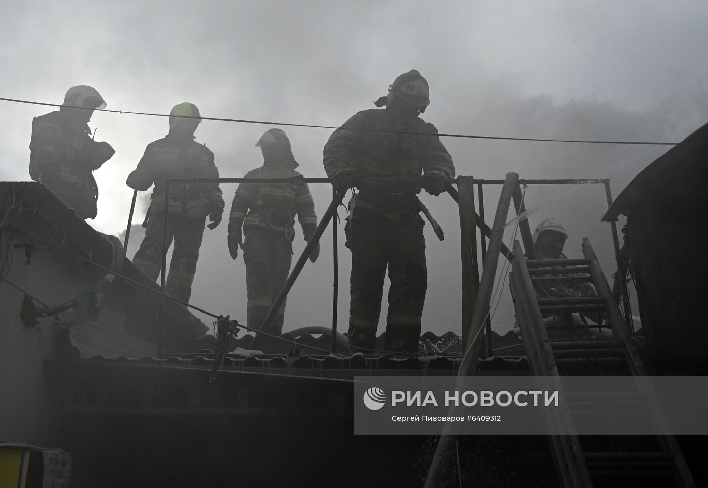 Павильон с пиротехникой горит в Ростове-на-Дону