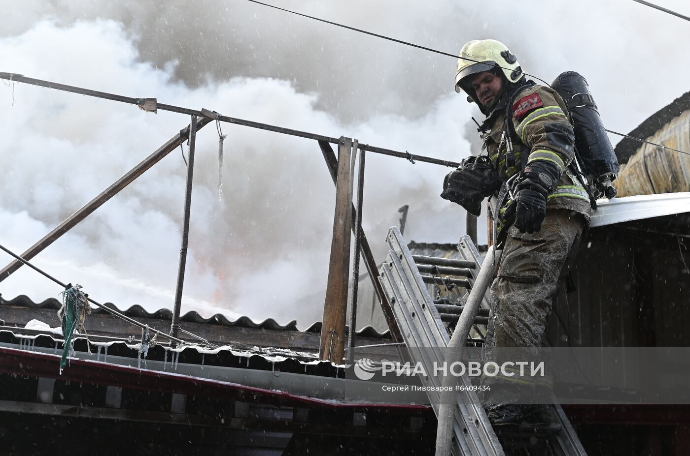 Павильон с пиротехникой горит в Ростове-на-Дону