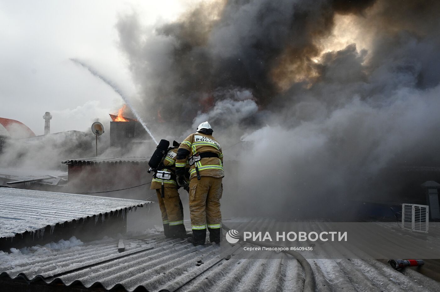 Павильон с пиротехникой горит в Ростове-на-Дону