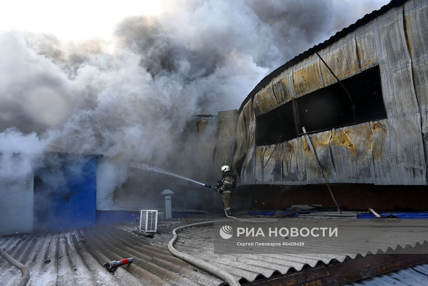 Павильон с пиротехникой горит в Ростове-на-Дону