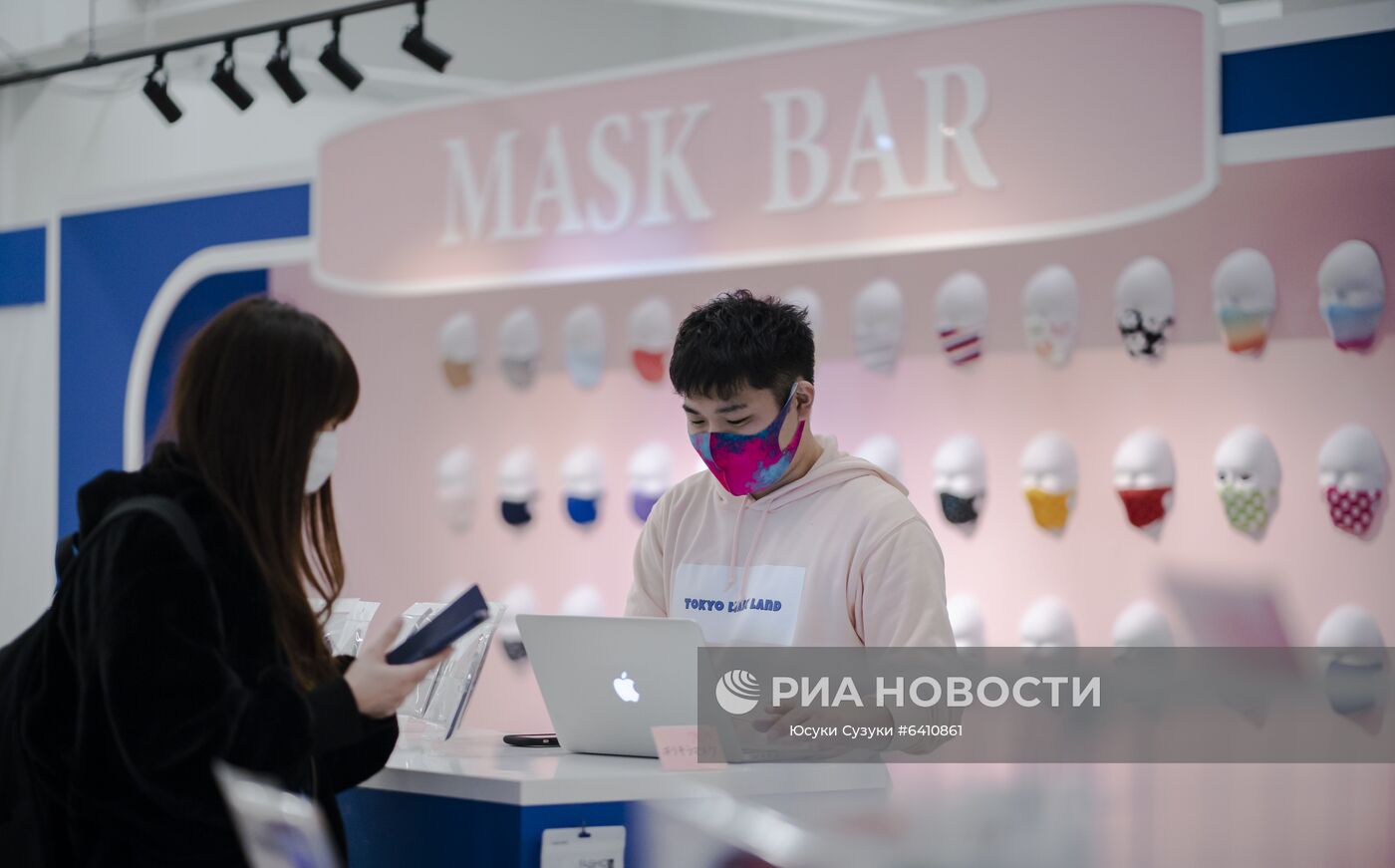 Продавец и покупатель в специализированном магазине по продаже медицинских масок в Йокогаме, где проходит на тематическая выставка Tokyo Mask Land. Место: Япония, Йокогама. Автор: Юсуки Сузуки/РИА Новости. Выставка медицинских масок Tokyo Mask Land в Йокогаме