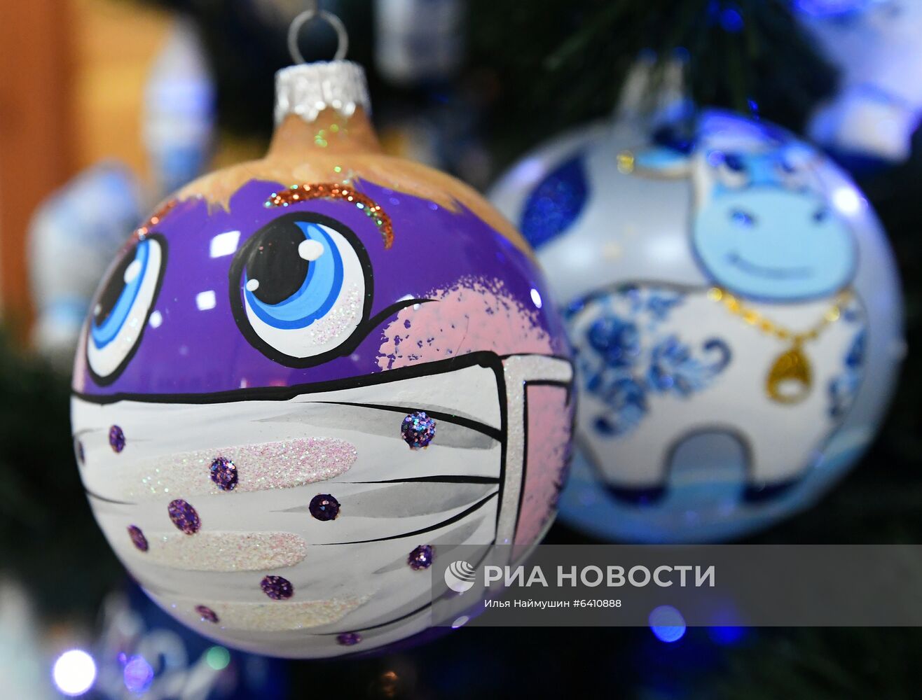 Красноярская фабрика игрушек выпустила елочные шары в масках от COVID-19