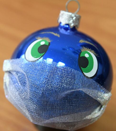 Красноярская фабрика игрушек выпустила елочные шары в масках от COVID-19