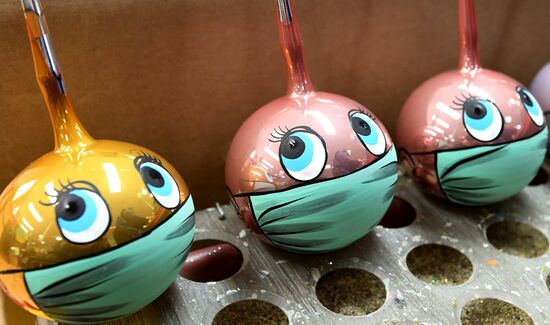 Красноярская фабрика игрушек выпустила елочные шары в масках от COVID-19