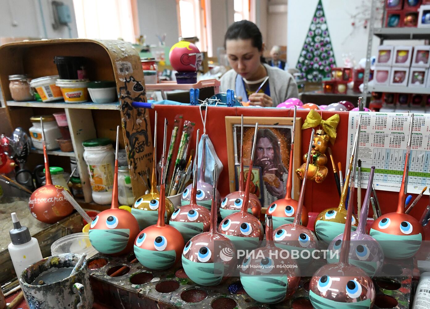 Красноярская фабрика игрушек выпустила елочные шары в масках от COVID-19