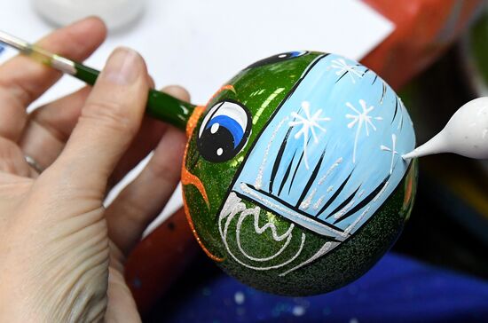 Красноярская фабрика игрушек выпустила елочные шары в масках от COVID-19