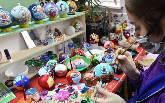 Красноярская фабрика игрушек выпустила елочные шары в масках от COVID-19