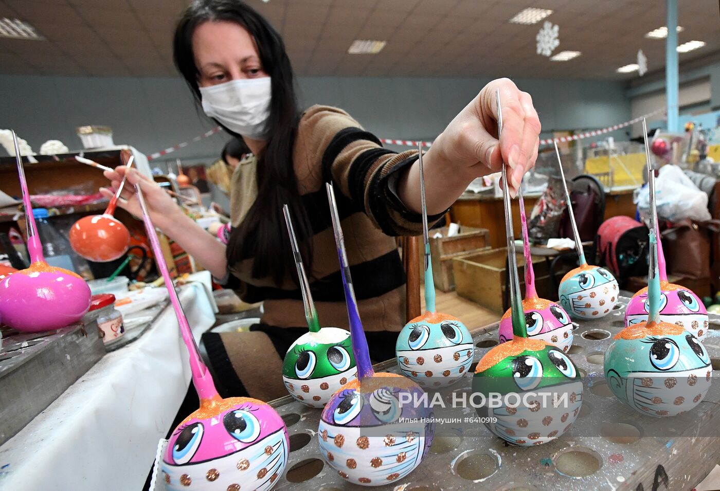 Красноярская фабрика игрушек выпустила елочные шары в масках от COVID-19