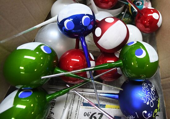 Красноярская фабрика игрушек выпустила елочные шары в масках от COVID-19