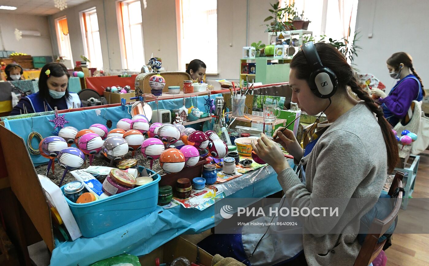 Красноярская фабрика игрушек выпустила елочные шары в масках от COVID-19