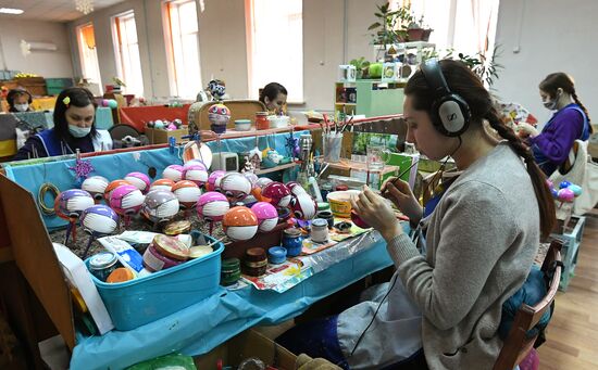 Красноярская фабрика игрушек выпустила елочные шары в масках от COVID-19