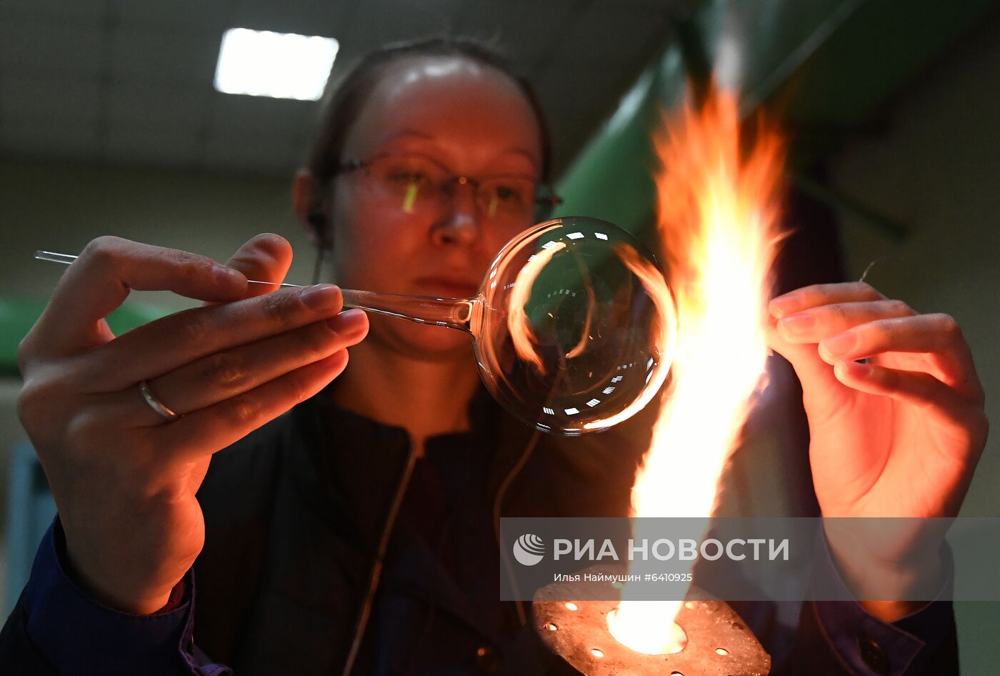 Красноярская фабрика игрушек выпустила елочные шары в масках от COVID-19