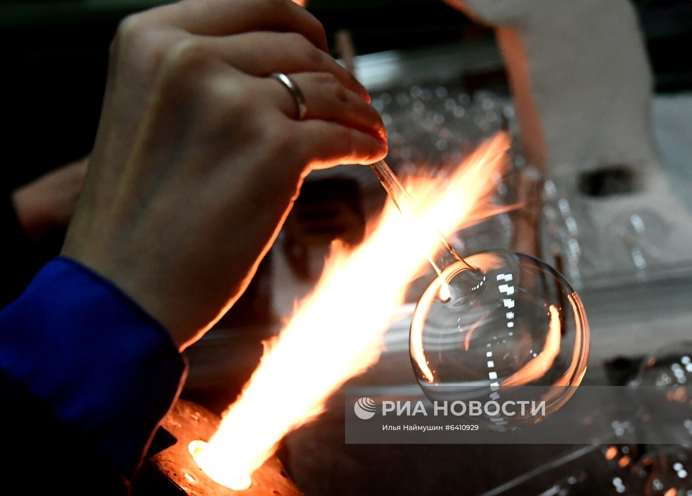 Красноярская фабрика игрушек выпустила елочные шары в масках от COVID-19