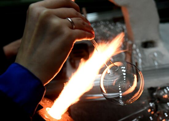 Красноярская фабрика игрушек выпустила елочные шары в масках от COVID-19