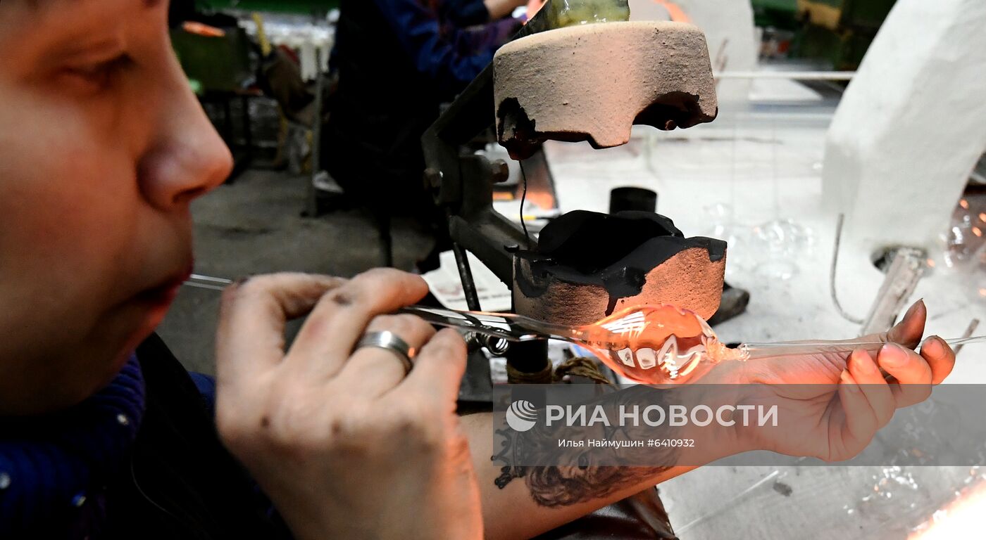 Красноярская фабрика игрушек выпустила елочные шары в масках от COVID-19